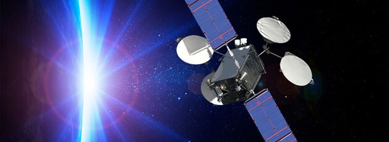 Künstlerische Darstellung des ABS-3A-Satelliten im Orbit: Der erste Satellit mit rein elektrischen Antrieb soll Kommunkationsnetze in Europa, Afrika, dem Mittleren Osten sowie Nord- und Südamerika bedienen.