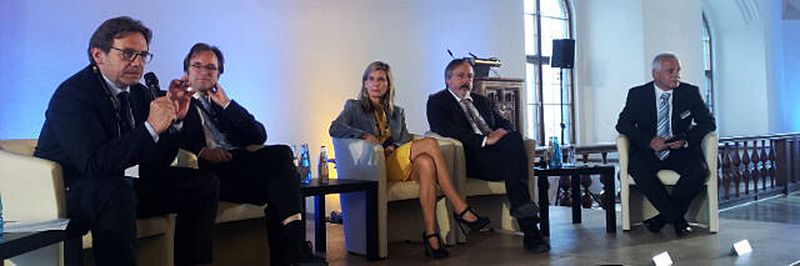 Podiumsdiskussion „Bürger und Verwaltung – Hand in Hand“ mit Jörn von Lucke, Zeppelin University; Renate Mitterhuber, Stellvertreterin des Hamburger CIO; Franz-Reinhard Habbel, Sprecher des DStGB, und Peter Onderscheka, Leiter des Geschäftsbereichs IT-Strategie bei der Landeshauptstadt (v.l.). Moderation: Manfred Klein, eGovernment Computing