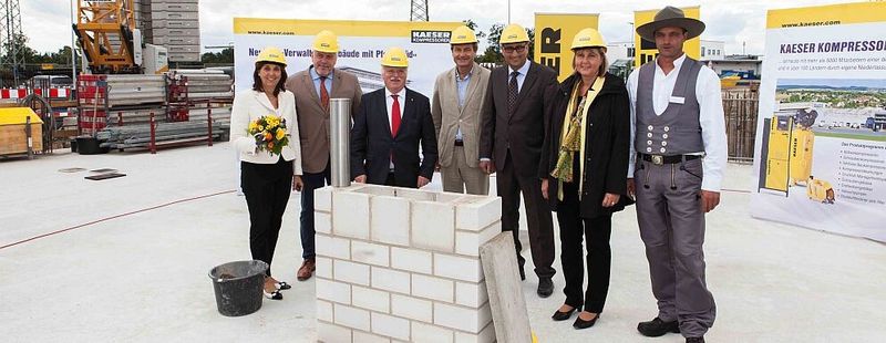 Vor der Grundsteinlegung (von links): Tina-Maria Vlantoussi-Kaeser, Coburgs Oberbürgermeister Norbert Tessmer, Thomas Kaeser, Architekt Harald Eichhorn, Mohammad-Reza Shabestari, Dieter Wolf (beide Kaeser), Jürgen Dorst (Firma Strobel).