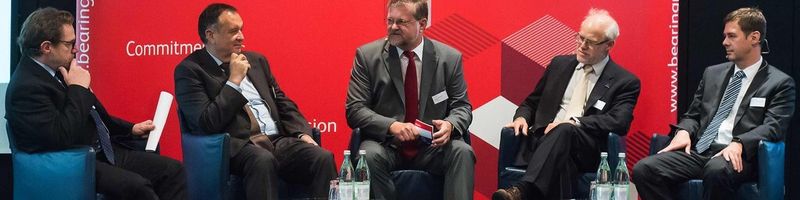 Diskussionsrunde zur IT-Konsolidierung mit (v. l.) Horst Flätgen, Unterabteilungsleiter, Bundesministerium der Finanzen; Ingo Engelhardt, Bereichsleiter, Bundesagentur für Arbeit;Stefan Pechardscheck, Partner, BearingPoint, und Jörn Riedel, CIO, Freie und Hansestadt Hamburg. Moderation: Manfred Klein, eGovernment Computing (g.l.)