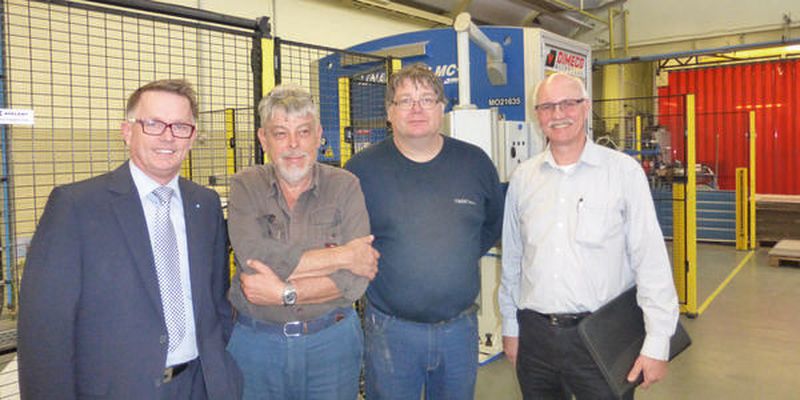 Erik ten Dolle, Bernard Bozian (beide Dimeco), Jürgen Hakvoort und Ralf Theodor Schmitz (beide Trox) (v.l.n.r.) sind sich über die Vorteile der Linapunch einig.