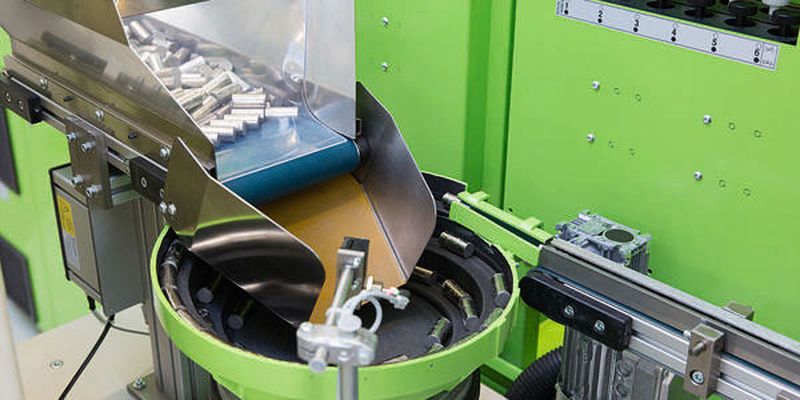 Die Liquidmetal-Maschine: Die Rohlinge werden automatisiert vereinzelt und der Schmelzekammer zugeführt.