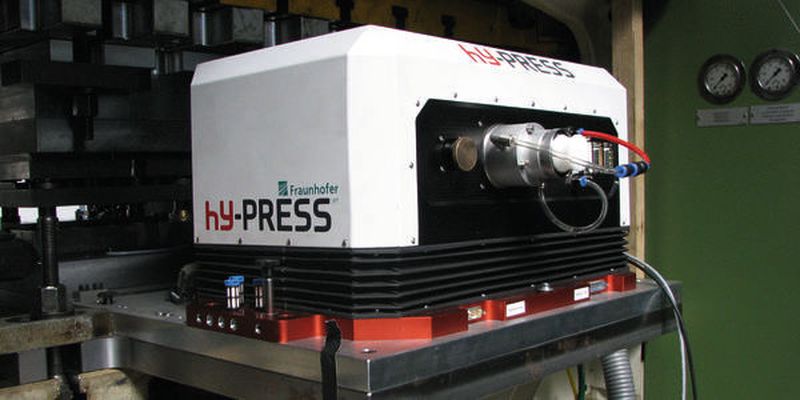 Das Hy-Press-System wird bereits in der Industrie als Modul an einer konventionelle Presse eingesetzt und ermöglicht die laserunterstützte Blechbearbeitung in der Serienproduktion.