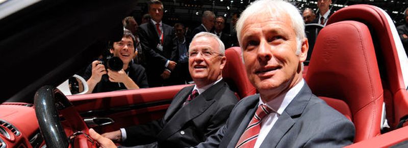 Der Vorstandsvorsitzende der Porsche AG, Matthias Müller (rechts) ist Top-Favorit auf die Nachfolge des diese Woche entlassene Vorstandsvorsitzenden der Volkswagen AG, Martin Winterkorn (mitte)