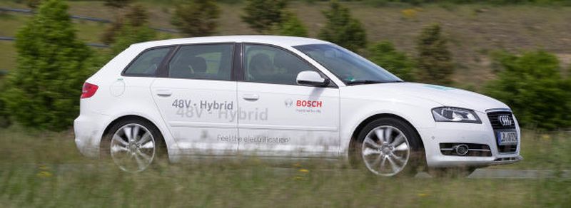 48-Volt-Hybrid, zweite Generation: Die elektrische Maschine ist bei der zweiten Generation ins Getriebe integriert. Sie und der Verbrenner sind durch eine Kupplung trennbar und können somit unabhängig voneinander Leistung an die Räder abgeben. Damit ist rein elektrisches Einparken möglich.