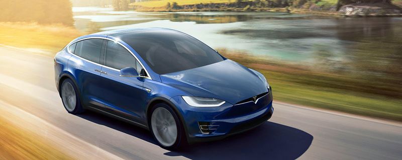 Der Elektroautohersteller Tesla hat den ersten komplett strombetriebenen SUV mit der Bezeichnung „Model X“ auf die Straße gebracht.