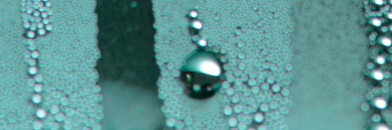 Tropfenbildung auf der strapazierfähigen hydrophoben Polymeroberfläche.