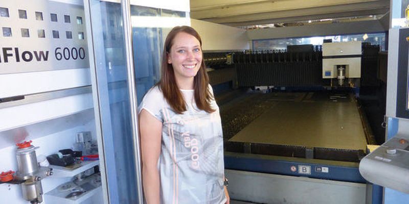 Anna-Theresa Holz, Geschäftsführerin der LTO GmbH, vor der Laseranlage Truflow 6000 von Trumpf: „Wir haben es uns zur Aufgabe gemacht, die Kunden zu bedienen, die etwas Einzelnes brauchen.“