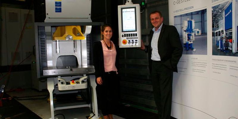 CSC 1000 on Tour: Aline Czemmel, Entwicklungsabteilung Schuler, und Adrian Achermann, CEO Beutler Nova, standen an den drei Schuler-Standorten Erfurt, Remscheid und Esslingen für Fragen bereit.