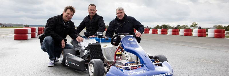 Freude bei den drei Projektpartnern über den neuen Weltrekord mit einem Elektro-Kart: (von links) Dr.-Ing. Ingolf Gröning (Geschäftsführer Wittenstein Cyber Motor GmbH), Prof. Dr.-Ing. Gerd Terörde (Hochschule Osnabrück, Fakultät Management, Kultur und Technik) und Roland Wildi (Geschäftsführer H-Tech AG).