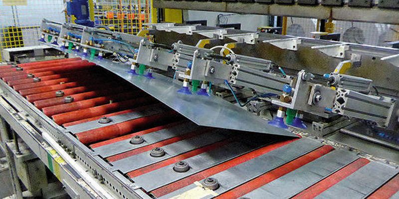 Danach schwenkt der Greifer über eine ausgeklügelte Kinematik die Platine in Richtung Abkantpresse.