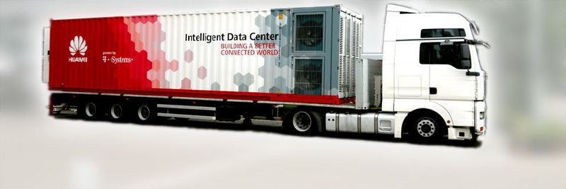 Mit eingebauter Kühlung und optionalen Generatoren lässt sich die „Cloud auf Rädern“ weitgehend autark betreiben.