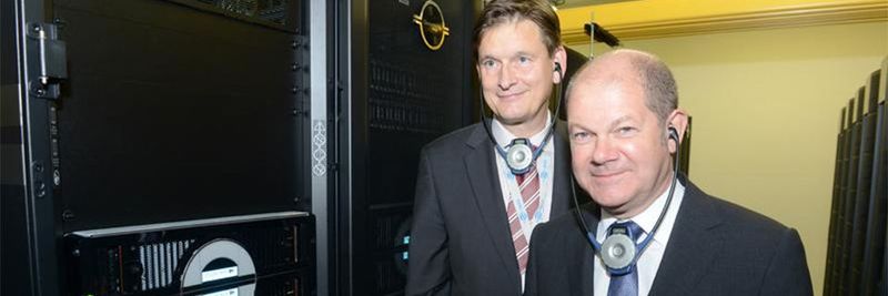 Olaf Scholz, Erster Bürgermeister der Freien und Hansestadt Hamburg, und Prof. Thomas Ludwig, Geschäftsführer des DKRZ vor dem neuen Supercomputer "Mistral".