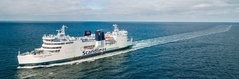 Scandlines ist weltweit die erste Fährreederei, die ein Hybrid-Antriebssystem dieser Größenordnung an Bord einsetzt, welches überschüssige Energie in Batterien speichert.