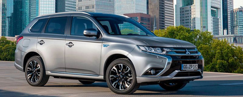 Mitsubishi hat den Plug-in Hybrid Outlander überarbeitet. Das neue Modell kommt mit einem geänderten Design und lässt sich ins heimische Stromnetz einbinden.