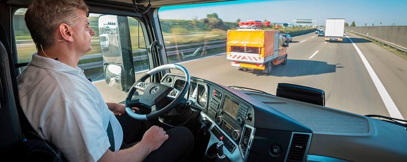 Mercedes-Benz testet den ersten teilautomatisiert fahrenden Serien-Lkw auf der Autobahn bei Stuttgart.