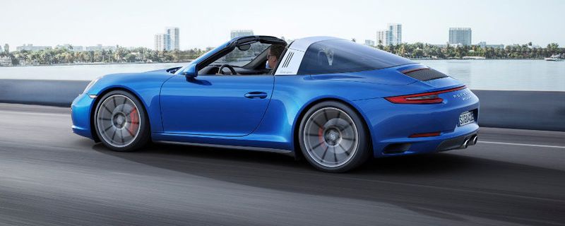 Serienmäßig besitzen die Allrad-Modelle das adaptive PASM-Fahrwerk (Porsche Active Suspension Management) mit zehn Millimeter Tieferlegung.