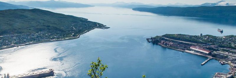 Im beschaulich anmutenden Hafen von Narvik (Norwegen) nutzt das schwedische Bergbauunternehmen LKAB eine gigantische Verladestation zur Befüllung von Eisenerz-Frachtern.