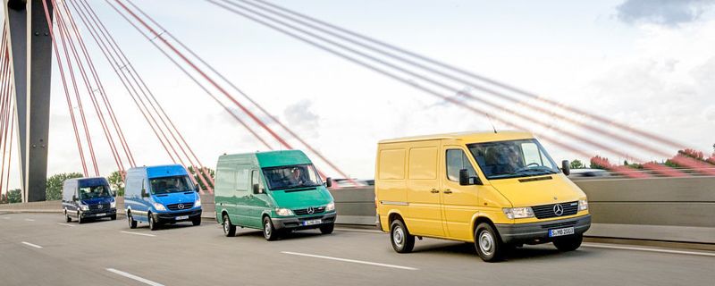 20 Jahre Sprinter (v.l.): Mercedes-Benz Sprinter (ab 2013) und Sprinter 2 (2006-2013) sowie zwei Mercedes-Benz Sprinter 1 (1995-2006).