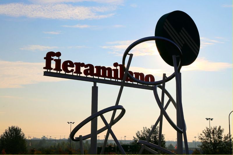 Le soleil se couchje sur la fieramilano et sur l'édition EMO 2015.