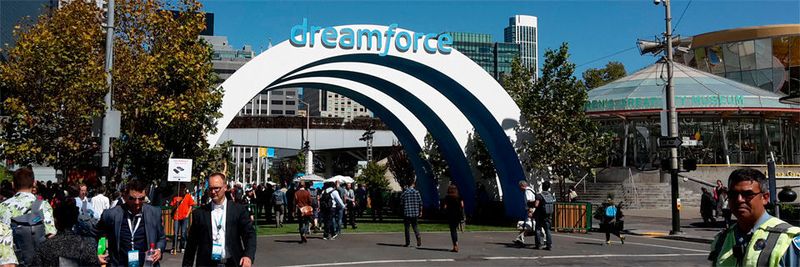 Mega-Event von Salesforce in San Francisco: Der Bogen über dem Eingang zum Dreamforce-Campus, der alle drei Moscone-Center-Hallen umfasste. Dort fanden dieses Jahr rund 170.000 Besucher Platz.