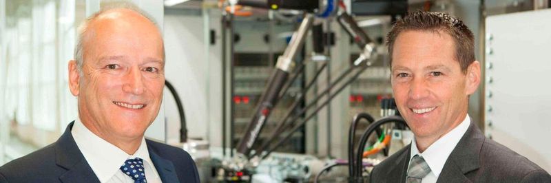 Peter Gucher (General Manager, links) und Gerald Haas (Leiter Global Industrial Management) sind stolz auf die Smart Factory von B&R: „Die B&R-Lösungen für Fabrikautomatisierung beschleunigen die praktische Umsetzung von Industrie-4.0-Anforderungen.“