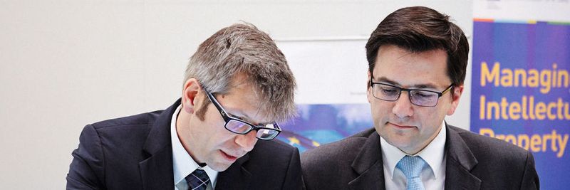 Thomas Kutschaty (r.) im Gespräch mit Carsten Schmidt, Koordinator der Projekte e-SENS und e-CODEX