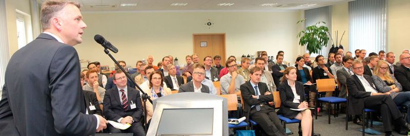 Andreas Lehner, Instandhaltungsleiter bei der Infraserv Gendorf Technik, präsentiert dem Fachpublikum, wo die ISGT als Instandhalter sich bereits auf dem Weg zu „Industrie 4.0“ befindet.