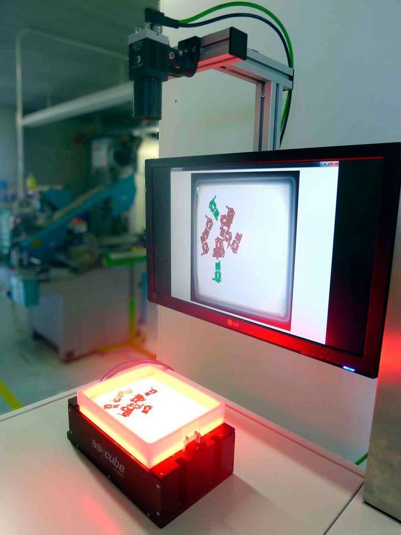 Komplexe Teile lassen sich mit einem Vibrationsfeeder effizient vereinzeln. Ein Vision-Sensor (oben)erkennt die Lage von Teilen und Agglomeraten und sorgt für eine entsprechende Ansteuerung des Feeders (unten).