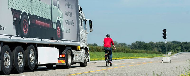 Der Abbiegeassistent arbeitet mit Radar. Die Radarsensoren befinden sich in einem Modul auf der rechten Fahrzeugseite vor der Hinterachse in der Seitenverkleidung.