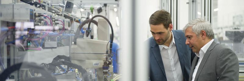 Siemens päsentiert seine Produktneuheiten auf der SPS IPC Drives 2015: Zum Beispiel können Unternehmen mit den Simatic Migration Services ihre Automatisierungssysteme durch den Umstieg auf aktuelle Simatic Technologien zukunftssicher machen.