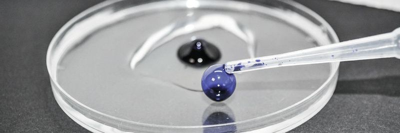 In Laboratorien darf kein Tropfen einer Probe verschwendet werden. Mithilfe von Automation lässt sich der Zeitaufwand und die Fehleranfälligkeit von Analysen deutlich verringern.