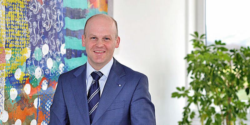 „Zuverlässiges Transportieren, sicheres Fixieren, schonendes Tragen oder auch Entgraten beziehungsweise Verrunden sind nur einige der Möglichkeiten die das multifunktionale Werkzeug technische Bürste beinhaltet“, sagt Andreas Fuchs, Geschäftsführer Vertrieb und Marketing.