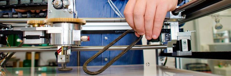 3D-Drucker im Innovationslabor für generative Fertigung am ILK in Dresden verarbeitet endlosfaserverstärkte Thermoplaste.