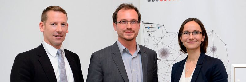 Dominik Bertram erhält den Award „Land der Ideen“ für die Medical Insights App. Von links nach rechts: Thorsten Schlegel, Deutsche Bank; Dominik Bertram, Leiter Entwicklungsbereich Healthcare & Life Science, SAP Deutschland SE & Co. KG; Katrin Hennig, Deutschland – Land der Ideen.