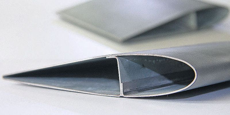 Technologiedemonstrator: Das Rotorblatt aus 1,0 mm Stahlblech mit integrierter, gekanteter Verstärkung wurde mit einem Öl-Wasser-Gemisch in seine endgültige Form gebracht.
