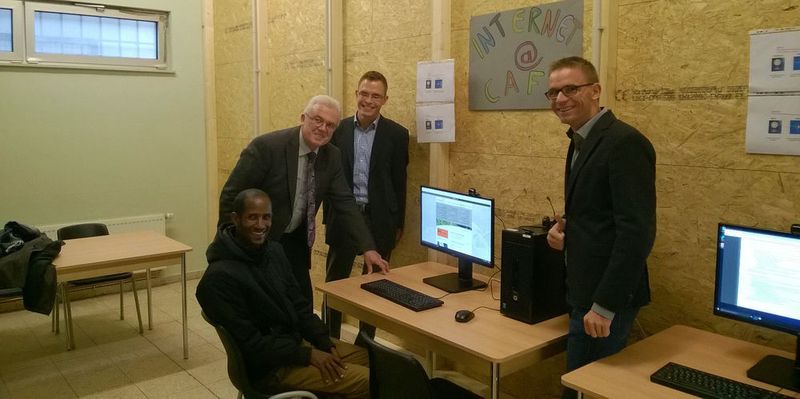 v.l. Flüchtling Hassan Idric, Bürgermeister Herr Polaschek und die zwei Geschäftsführer von Raab IT-Systemhaus