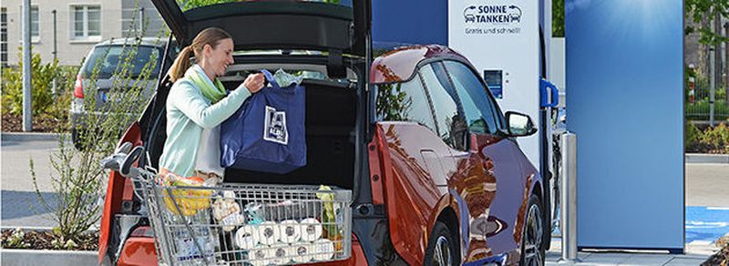 Das Projekt „Sonne tanken bei ALDI SÜD: Es wurde ausgezeichnet, weil es das Laden von Elektrofahrzeugen auf intelligente Weise in den Alltag der Menschen integriert – und für alle kostenfrei ist.
