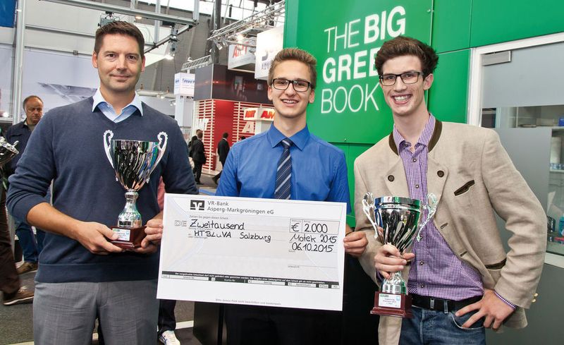 Andreas Huber und Albin Wolfersberger (v. l.) von der HTBLuVA Salzburg wurden mit ihrer Projektarbeit „Entwicklung, Berechnung und Konstruktion einer Besteckeinwickelmaschine“ als Engineering Newcomer 2015 gekürt