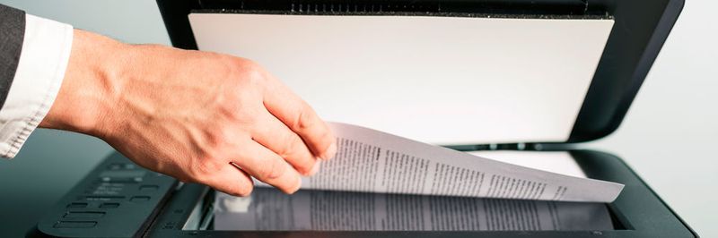 In jedem Unternehmen gibt es sensible und vertrauliche Daten, von Angeboten über Verträge bis hin zu Personalakten oder Konstruktionszeichnungen. Das alles wird kopiert, gescannt, gedruckt und dabei eben auch gespeichert.