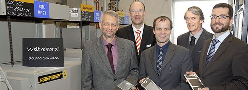 Sie tragen die Verantwortung für den reibungslosen Betrieb der Rekord-Brennstoffzelle (v.l.): Prof. Ludger Blum (IEK-3), Dr. Norbert H. Menzler (IEK-1), Dr. Jürgen Malzbender (IEK-2), Dr. Bert de Haart (IEK-9) und Dipl.-Ing. Nikolaos Margaritis (ZEA-1).