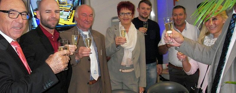Prost! 6,35 Mio. Euro Umsatz konnte der Thermoform-Spezialist Geiss auf der Fakuma verzeichnen - absoluter Rekord, so der Geschäftsführer Manfred Geiß (dritter von links). Grund genug, das Ganze mit ordentlich Schampus zu begießen.