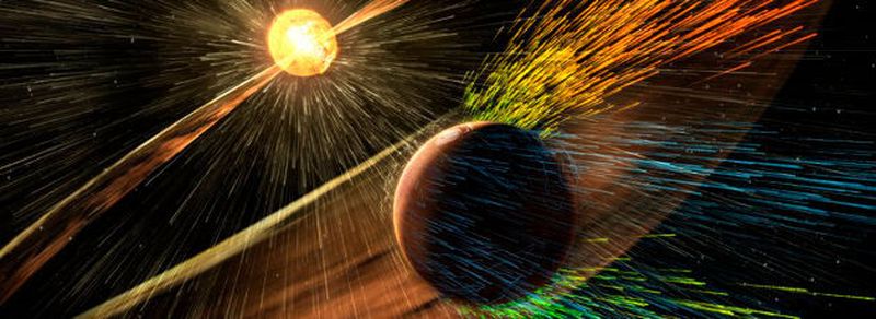 Künstlerische Darstellung: Ein Solarsturm trifft den Mars und reißt Ionen aus der oberen Atmosphäre des Planeten mit sich. Neueste Erkenntnisse der MAVEN-Mission (Mars Atmosphere and Volatile Evolution) sehen hierin die Ursache, warum der einst warme und feuchte Mars heute kalt und unwirtlich ist.