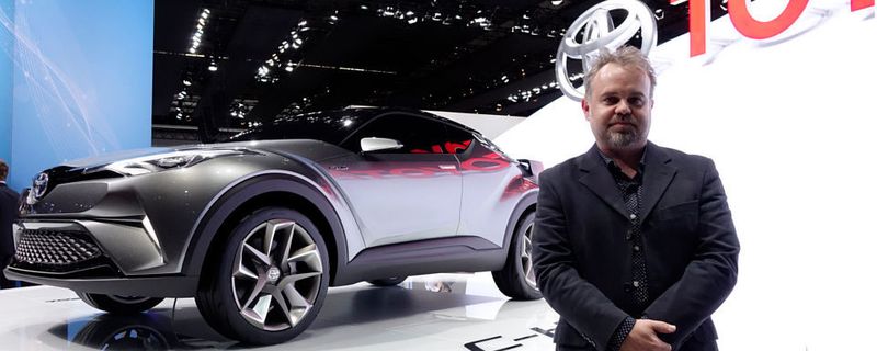 Lance Scott, Geschäftsführer des Toyota Designzentrums ED2, vor dem erneut verbesserten Konzeptfahrzeug C-HR.