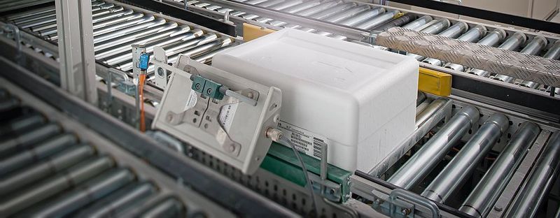 Ein Code, ausgelesen über Scanner, verrät den Maschinen in der automatisierten Produktion, wie das Produkt zusammengesetzt wird – bis zur Verpackung und in Losgröße 1. Dazu wird die individuelle Bedienungsanleitung geliefert.