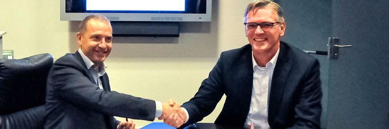 Frank Brand, Geschäftsführer von ICTroom (l), und Wim Los, Senior VP Technology Transformation Services bei Atos (r), haben soeben die Allianzvereinbarung unterzeichnet.