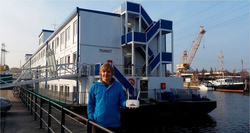 Freifunk-Helfer Matthias Marx vor dem Flüchtlingswohnschiff „Transit“ im Binnenhafen Hamburg-Harburg.