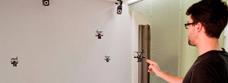 Schwebendes Interface: Ein Anwender startet einen Befehl innerhalb des vor ihm fliegenden Verbunds an Drohnen, die mit Touchscreens ausgestattet sind. Die an der kanadischen Queen's University entwickelten BitDrones lassen sich in unterschiedliche interaktive und dreidimensionale HMI-Konfigurationen zusammensetzen.