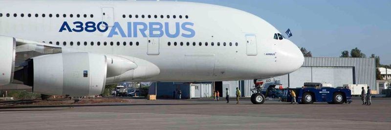 Das aktuell größte in Serienfertigung produzierte Verkehrsflugzeug ist der Airbus A380. Seine Türen sind zu groß und zu schwer, um sie manuell zu betätigen.
