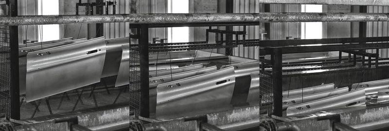 Kathodisches Tauchlackieren ist ein Beschichtungsverfahren, bei dem die Flüssigkeit überall am Bauteil hingelangen und auch wieder ablaufen muss.